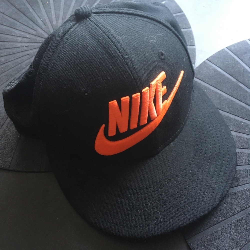 🎁FW2P/$35 NIKE neon logo black cap